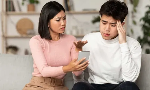 Phát hiện chiếc áo lạ giấu sau ghế xe, tôi làm ầm lên vì ghen, để rồi sụp xuống khi nghe chồng nói một câu