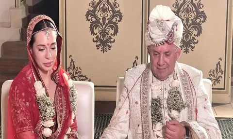 Chú rể 72 tuổi cưỡi ngựa, khoác áo hoàng gia làm đám cưới "trong mơ" với cô dâu kém 45 tuổi