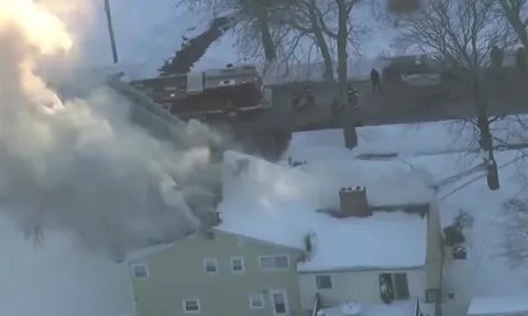 Dọn tuyết, người đàn ông lỡ tay đốt nhà