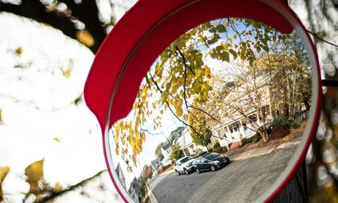 Người phụ nữ liên tục điều chỉnh gương cầu lồi vì... phá phong thủy, cảnh sát phải vào cuộc