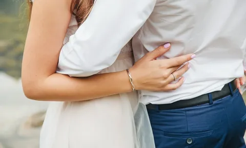 Vợ treo băng rôn "cảm ơn" bạn thân ngoại tình với chồng mình