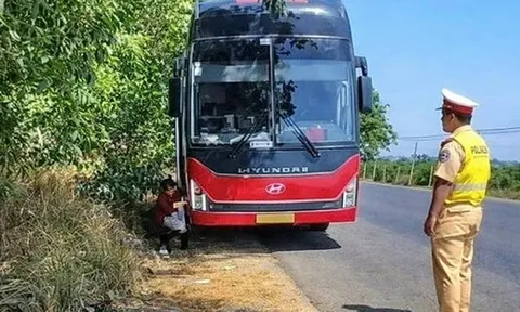 Xử phạt xe khách 45 chỗ nhưng "nhồi" 61 người