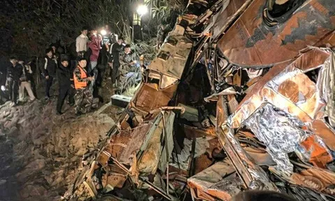 Xe buýt mất lái lao xuống sông khiến ít nhất 18 người thiệt mạng