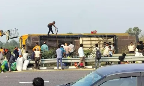 Lật xe buýt 2 tầng khiến 5 người tử vong thương tâm