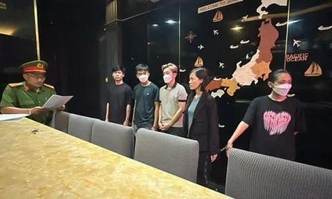 Truy tố nhóm nhân viên dùng vũ lực lột đồ, đẩy khách ra đường ép trả tiền