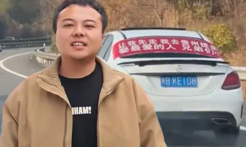 Chàng trai đi hơn 900 km, thoát cảnh tắc đường nhờ tấm biển "đang đi cầu hôn" dán trên xe