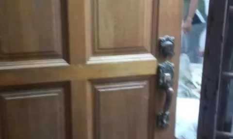 Hàng xóm ngửi thấy mùi lạ, phá cửa vào thì phát hiện cảnh tượng ám ảnh