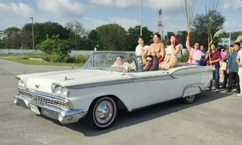 Cô dâu ngồi xe mui trần dẫn đoàn, tự trao sính lễ và ngỏ lời chính thức với bạn trai