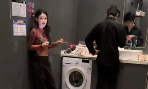 Thuê phòng khách sạn, gia đình sững sờ khi thấy nam thanh niên chui ra từ khe giường