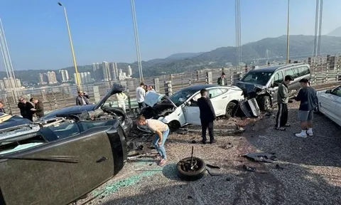Hong Kong (Trung Quốc): Hơn 10 xe va chạm liên hoàn khiến 10 người bị thương