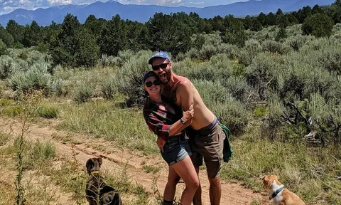 Từng nghĩ "bỏ phố về rừng" là tự do tuyệt đối, cặp vợ chồng bàng hoàng tỉnh ngộ sau một lần suýt mất mạng