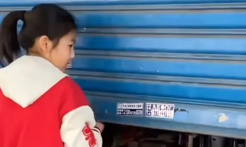 Cô bé 12 tuổi vừa đi học vừa làm “sếp”, dùng tiền lì xì mở cửa hàng rồi thuê chính mẹ mình làm quản lý