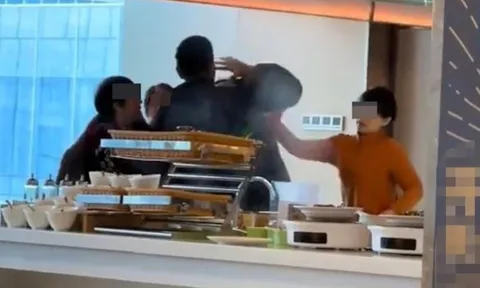 Chỉ vì bị nhắc không được mang đồ buffet về, người đàn ông mất kiểm soát rồi lao vào hành hung nhân viên giữa nhà hàng ở Trung Quốc