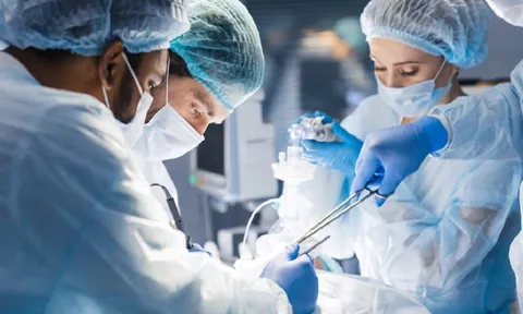 Sai sót trong ca phẫu thuật khiến bệnh nhân tử vong, bác sĩ bị điều tra vì "13 phút chần chừ"