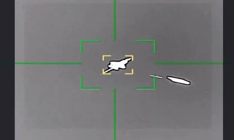 Clip:  "Tiêm kích tia chớp" F-35 của Mỹ trở thành mục tiêu của hệ thống phòng không Iran