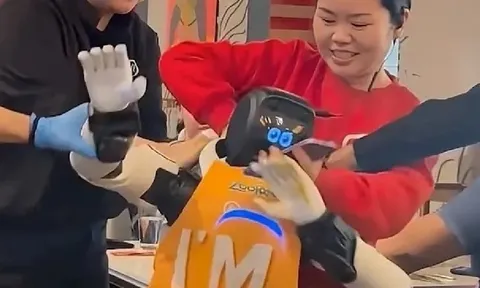 Clip: Đang phục vụ thì robot bỗng “trở chứng”, mất kiểm soát, nhân viên phải vội kéo ra ngoài
