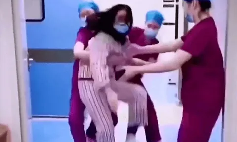 Vừa sinh con, vợ đã cầm dép lao vào đánh chồng tới tấp khiến cả bệnh viện xôn xao