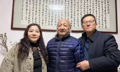 Hơn 40 năm đi tìm người từng lặng lẽ kẹp từng tờ tiền vào sách cho mình, người đàn ông cuối cùng cũng gặp lại ân nhân