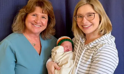 Ba thế hệ cùng chung một khoảnh khắc chào đời, câu chuyện khiến bác sĩ cũng không tin nổi vì quá trùng hợp