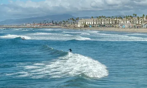 Chỉ trong vài giây lơ là khi đang chơi ở vùng nước nông, bé gái 6 tuổi bị cuốn ra biển nhưng cái kết sau đó khiến ai cũng thở phào