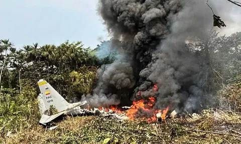 Máy bay quân sự Colombia bất ngờ rơi sau khi cất cánh ít phút khiến hàng chục người bị thương