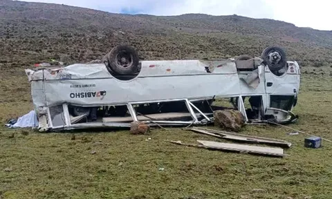 Peru: Xe buýt bất ngờ lao ra khỏi đường rồi lật úp khiến nhiều người tử vong thương tâm