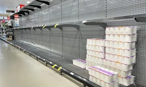 Giữa khủng hoảng xăng dầu, người Nhật đổ xô mua giấy vệ sinh khiến siêu thị trống trơn