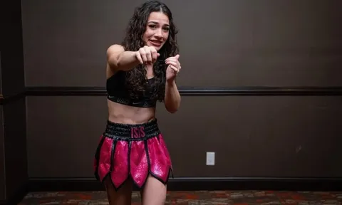 Clip: Khoảnh khắc thót tim khi nữ võ sĩ 19 tuổi gục xuống sàn sau cú đấm "ngàn cân" của đối thủ