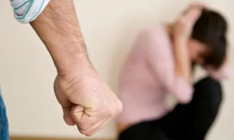 Chồng "nổi điên" hành hung, đe dọa vợ chỉ vì một yêu cầu nhỏ trong bữa ăn không được đáp ứng