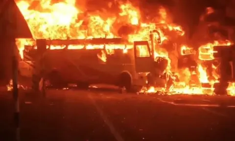Ấn Độ: Sau tai nạn nghiêm trọng, chiếc xe buýt bốc cháy dữ dội khiến nhiều hành khách không kịp thoát thân