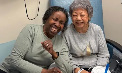 Cảm động tình bạn thân gần 50 năm: Một người mắc ung thư, người còn lại vẫn ở cạnh bên trong mọi lần hóa trị