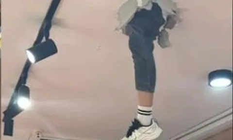 Đi ăn lẩu, thực khách thót tim khi thấy "vật thể lạ" xuyên thủng trần nhà, lơ lửng ngay trên đầu