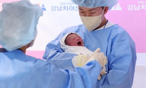 Sau 17 năm không có một đứa trẻ nào chào đời, cả ngôi làng vỡ òa khi nghe tiếng khóc đầu tiên, băng rôn treo kín khắp các con đường