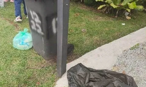 Tò mò mở túi ni lông bị bỏ quên, người đàn ông không khỏi bàng hoàng khi phát hiện sự thật bên trong