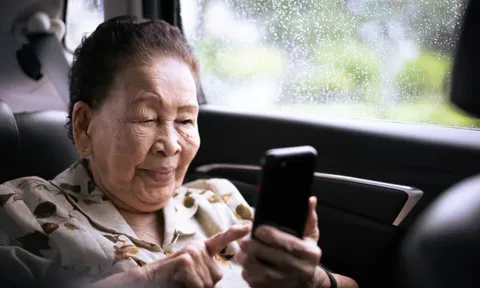 Tin rằng mình đang yêu, cụ bà 84 tuổi dành cả ngày trò chuyện với “tổng tài” và cái kết khiến ai cũng xót xa