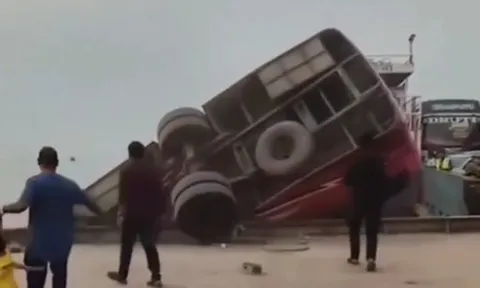 Tiếng la hét bên bến phà và khoảnh khắc chiếc xe buýt chìm nghỉm khiến nhiều người không kịp trở tay