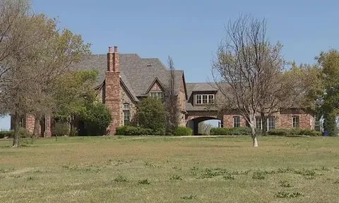 Chủ nhà chết lặng khi gần 800 thanh thiếu niên tràn vào "phá nát" căn biệt thự đắt tiền, hiện trường hỗn loạn khiến ai cũng choáng váng