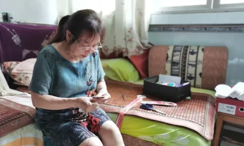 Con trai hy sinh khi đang làm nhiệm vụ, người mẹ lặng lẽ khâu từng đôi lót giày suốt 20 năm để gửi cho những người lính khiến ai cũng nghẹn lòng