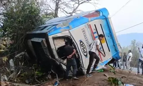 Xe buýt chở hơn 40 người mất lái trong đêm, 5 người tử vong thương tâm