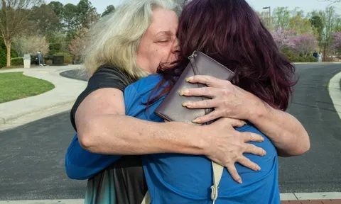 Hơn 20 năm chờ đợi trong hy vọng, người con gái cuối cùng cũng được ôm mẹ khiến ai chứng kiến cũng nghẹn lòng