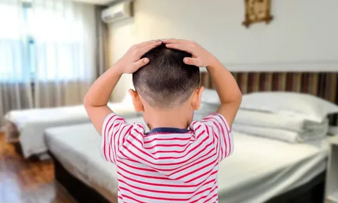 Bị bỏ lại một mình suốt hơn nửa tháng, cậu bé 6 tuổi nói một câu với mẹ khiến ai nghe cũng lặng người