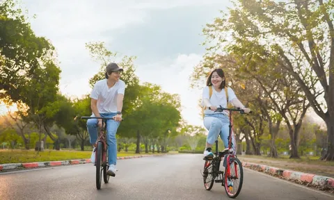 Không còn ăn tối sang chảnh, không đi cà phê, nhiều cặp đôi chọn cùng nhau chạy xe khắp phố, vừa kiếm tiền vừa giữ lửa tình yêu