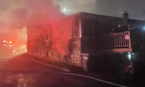 Giật mình tỉnh giấc vì mùi khói, bé gái 12 tuổi gái chỉ làm một việc mà cứu được cả gia đình khỏi đám cháy trong đêm