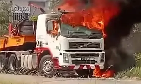 Xe tải bốc cháy dữ dội, người cha kịp thời thoát được, quay lại thì thấy con trai 4 tuổi đã tử vong thương tâm