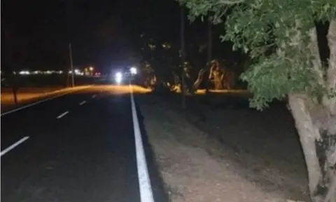 Chạy qua đường giữa đêm, bé trai 7 tuổi không gặp tai nạn, tử vong thương tâm khiến ai cũng xót xa