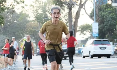 Sau ngày vợ mất, ông lão 66 tuổi mang theo di ảnh chạy suốt 2.200 km chỉ để giữ lời hứa khiến ai nghe cũng lặng người