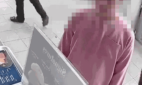 Đang đứng một mình mua bánh, cậu bé 13 tuổi bất ngờ bị tát ngã chỉ vì một lời cáo buộc vô lý