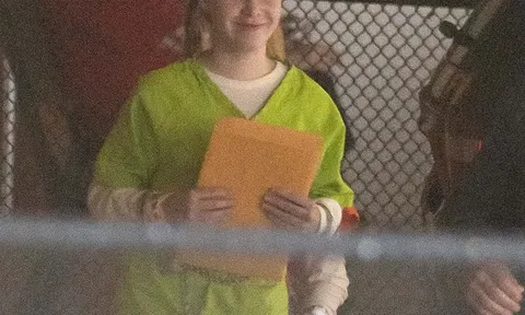 Nở nụ cười như không có chuyện gì khi bị áp giải vào tòa, thiếu nữ 17 tuổi bật khóc khi thẩm phán tuyên bố không cho tại ngoại trong vụ giết mẹ cha dượng