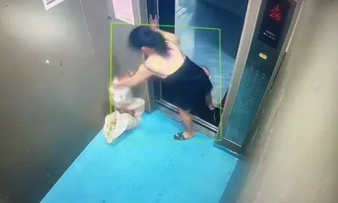 Clip: Vừa hút thuốc vừa đổ nước bẩn xuống hố thang máy, hành động của người phụ nữ gây sốc toàn mạng