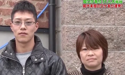 Lấy vợ hơn nhiều tuổi, chàng trai 27 tuổi vừa làm cha dượng vừa làm ông dượng, nuôi cả gia đình 11 người gây tranh cãi